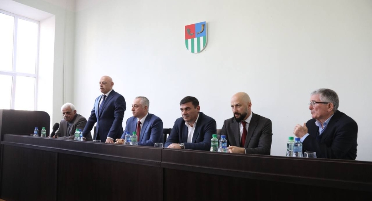 Президент Абхазии Бадра Гунба представил коллективу Администрации Гудаутского района нового и.о. главы Астамура Аргун