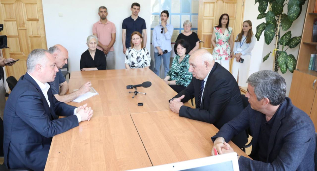 БАДРА ГУНБА ПОСЕТИЛ ЭШЕРСКУЮ ШКОЛУ