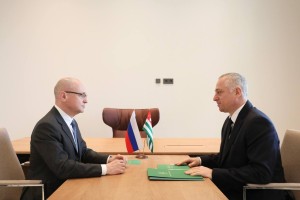 Состоялась рабочая встреча Бадры Гунба и Сергея Кириенко