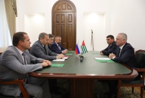 Президент Абхазии принял делегацию из Санкт-Петербурга