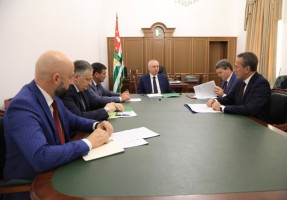 Президент Абхазии Бадра Гунба провел совещание по вопросам внешней политики республики