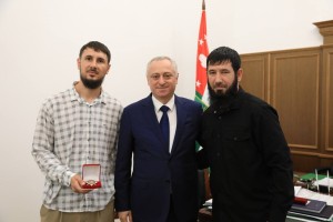 Бадра Гунба вручил сыновьям Юсупа Сосланбекова орден Леона, которым он был награжден в 1994 году
