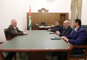 Президент Республики Абхазия Бадра Гунба провёл совещание с руководителями правоохранительных органов, на котором обсудил вопросы обеспечения правопорядка в день выборов в органы местного самоуправления