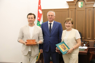 Иахьа имҩаԥысит Гәынба Бадреи Сергеи Безрукови реиԥылара