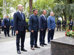 ВИЦЕ-ПРЕЗИДЕНТ БЕСЛАН БИГВАВА ПОЧТИЛ ПАМЯТЬ НАРОДНОГО ПОЭТА БАГРАТА ШИНКУБА В ДЕНЬ ЕГО РОЖДЕНИЯ