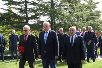On September 30, the Day of Victory and Independence, President of Abkhazia Aslan Bzhaniya participated in a festive ceremony of laying wreaths and flowers at the Memorial to the Fallen Soldiers in Sukhum.