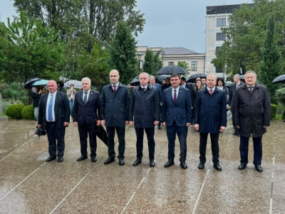 On Victory and Independence Day, a flower-laying ceremony was held at the Memorial to the Fallen in Glory Park.