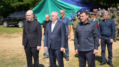 Президент Бадра Гунба возложил цветы к памятнику погибшим бойцам батальона «Горец» на горе Ахбюк