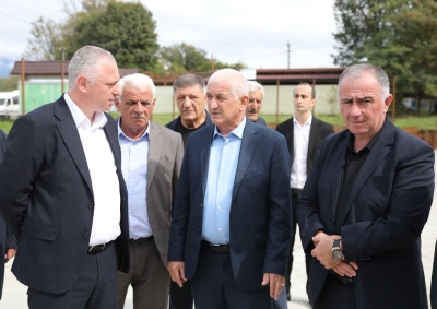 Президент Бадра Гунба в ходе поездки в село Лыхны осмотрел строящуюся площадку для мини-футбола во дворе Лыхненской школы