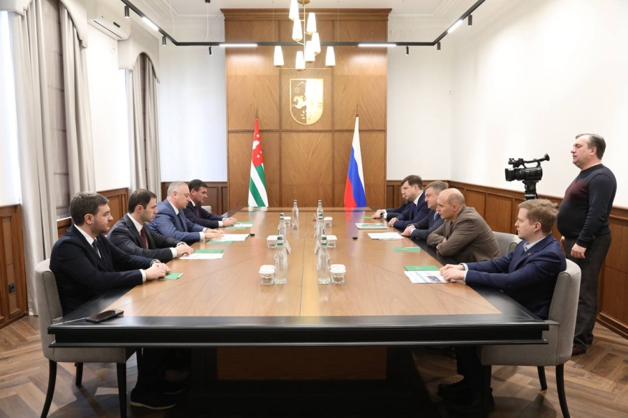 Президент Абхазии Бадра Гунба встретился с делегацией из Санкт-Петербурга